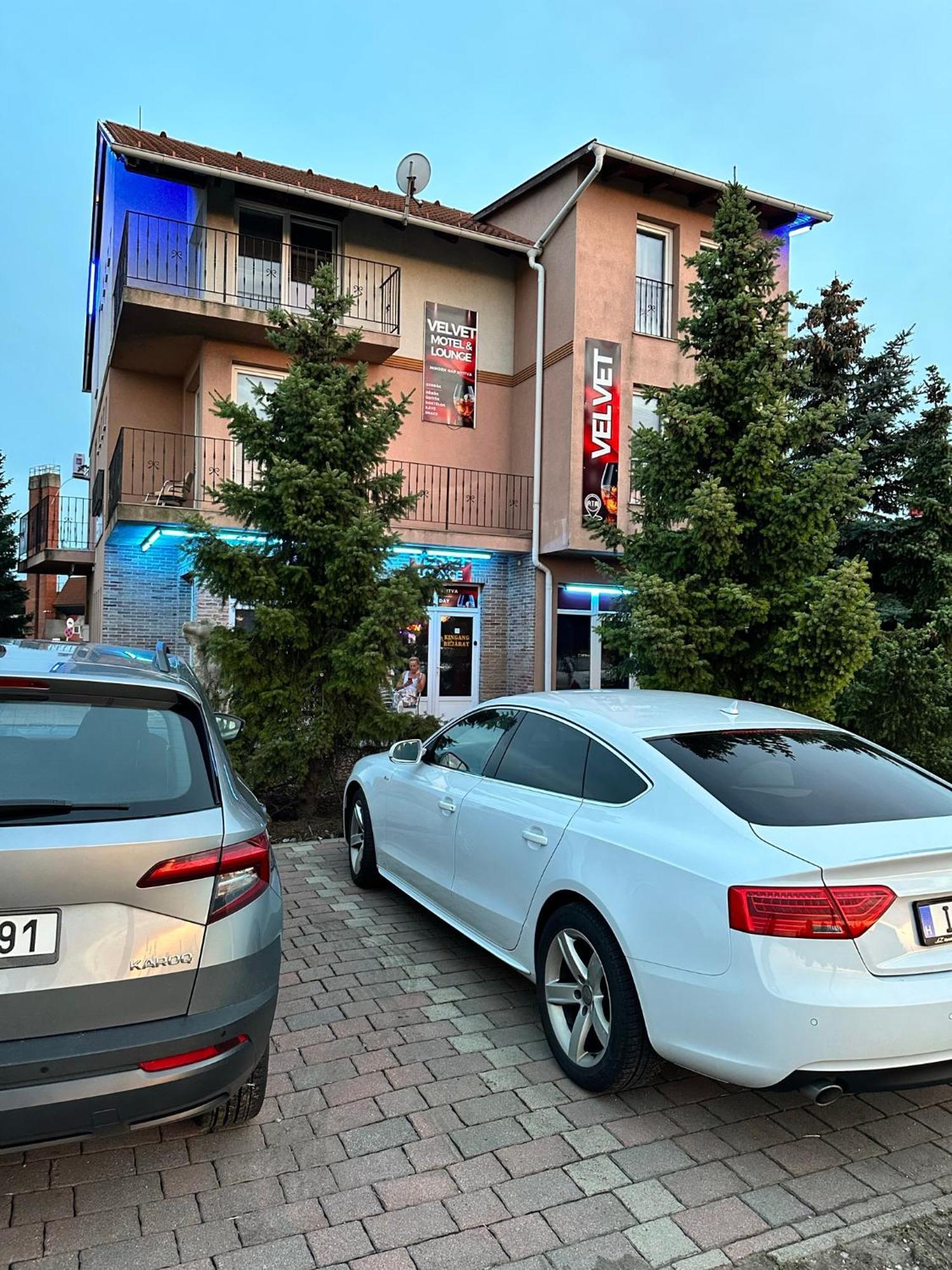 Velvet Motel Hegyeshalom Exteriör bild