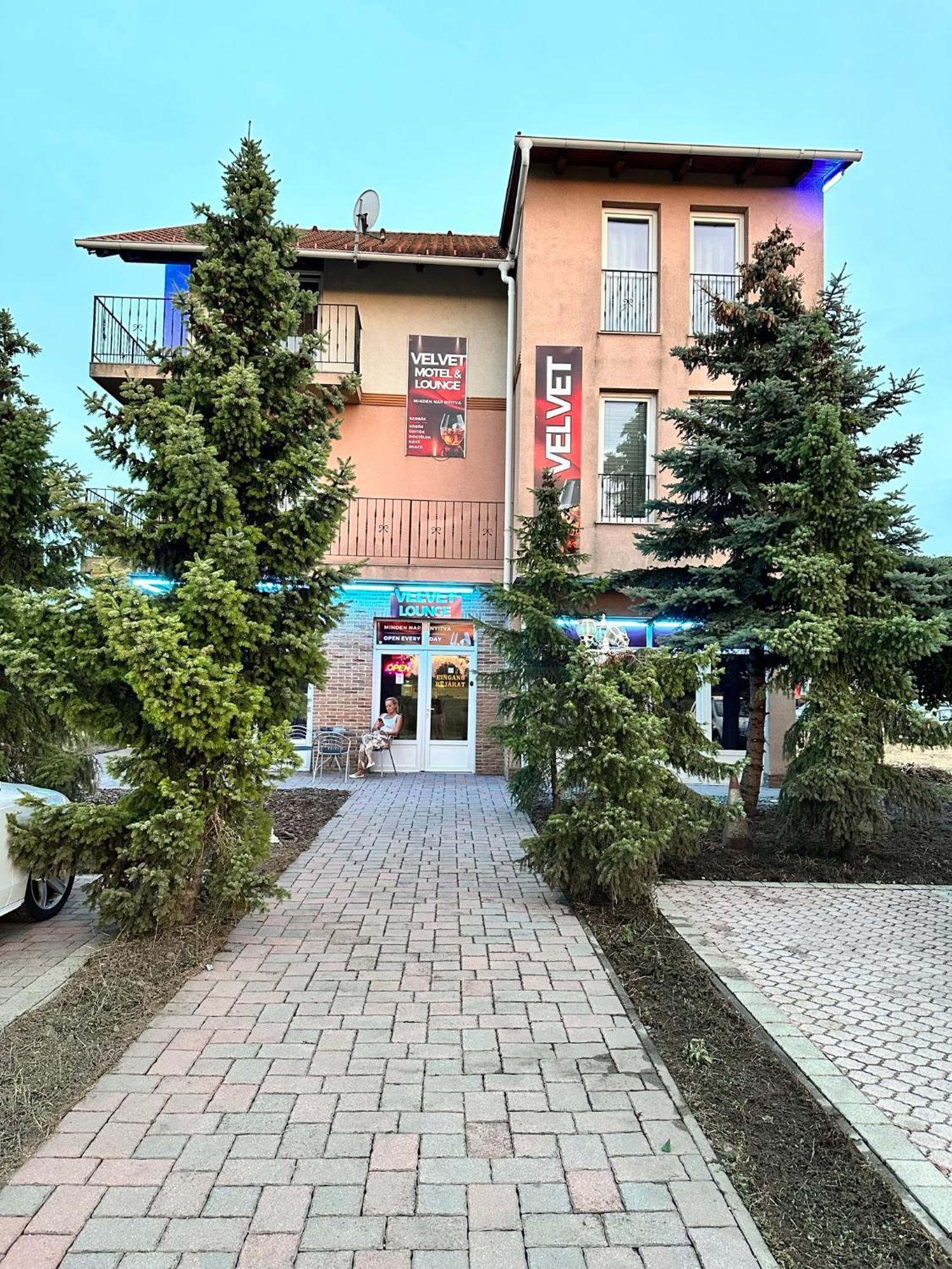 Velvet Motel Hegyeshalom Exteriör bild